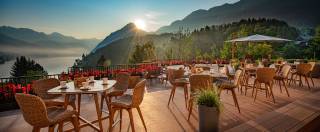 Hotelterrasse mit Aussicht auf den Grundelsee